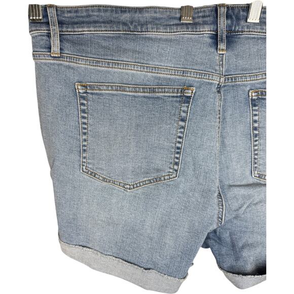 Candace Cameron Bure Denim Jean Shorts 20W Light Wash Rolled Hem Stretch NWT - Picture 6 of 11